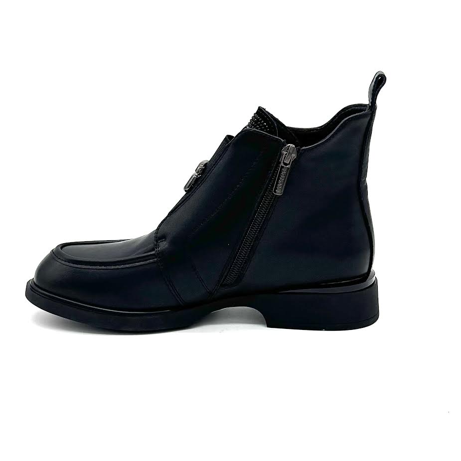 Bonavi 25-DBE18-106 – Black Buckle Detail Leather Boot